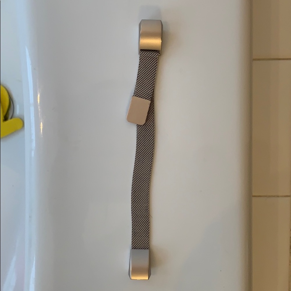 Fitbit band rose gold magnetic closure